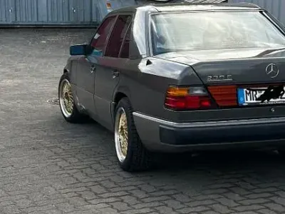 Gebraucht Mercedes E230 132 PS (97 kW) 1991 Grau Limousine