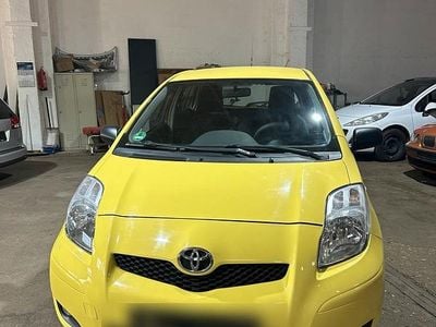 Gelb Gebraucht 2009 Toyota Yaris Kleinwagen | 3.300 € (Fairer Preis)