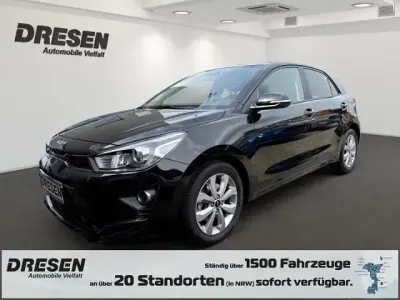 Używany Kia Rio Vision 101 KM (74 kW) 2022 Czarny Sedan/Limuzyna