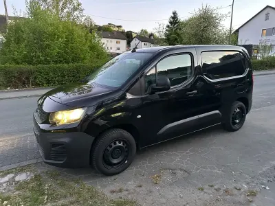 Begagnad Peugeot Partner 131 HK (96 kW) 2019 Svart Minibuss