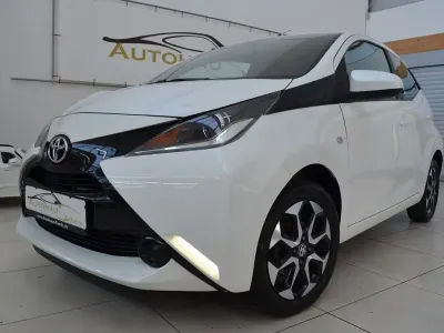 Second-hand Toyota Aygo X-play 69 CP (50 kW) 2014 Alb Hatchback