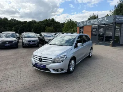 Gebraucht Mercedes B180 109 PS (80 kW) 2012 Polarsilber Kleinwagen