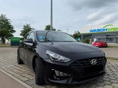 Gebraucht Hyundai i30 Trend 120 PS (88 kW) 2022 Schwarz Limousine