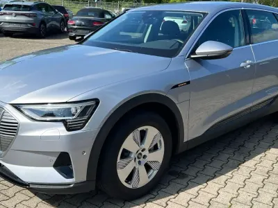 Second-hand Audi e-tron Basis 300 kW (408 CP) 2021 Argintiu SUV