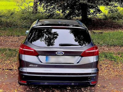 Grau Gebraucht 2016 Ford Focus Kombi | 5.300 € (Teuer)