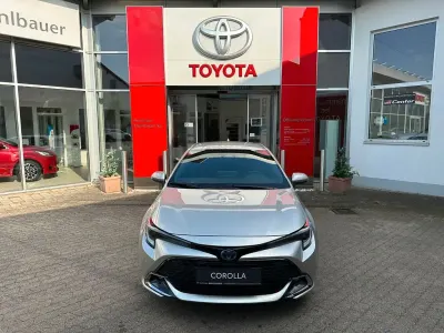 Neu Toyota Corolla 140 PS (102 kW) 2026 Cosmicsilber metallic Limousine