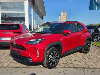 Neu Toyota Yaris Cross 131 PS (96 kW) 2026 Karminarot metallic SUV