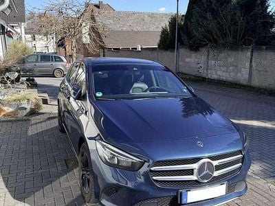 Usata Mercedes B200 150 CV (110 kW) 2019 Blu Monovolume