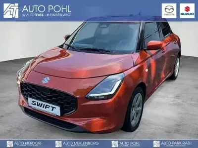 Neu Suzuki Swift Comfort 83 PS (61 kW) 2026 Flame orange pearl metallic Limousine