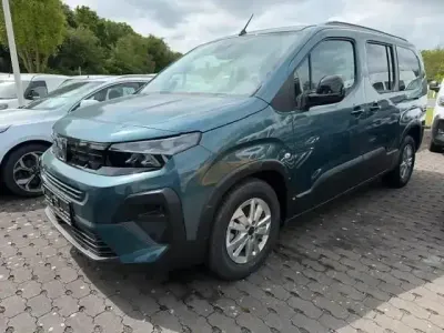 Neu Peugeot Rifter Allure 131 PS (96 kW) 2026 Blau Van / Kleinbus