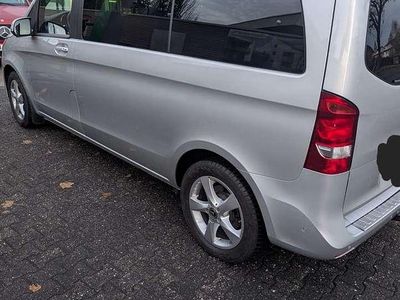 Grau Gebraucht 2019 Mercedes V220 Edition Van / Kleinbus | 49.300 €