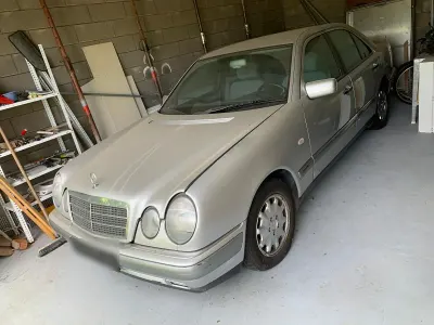 Gebraucht Mercedes E220 95 PS (69 kW) 1996 Silber Limousine