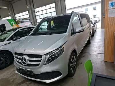 Gebraucht Mercedes V220 Edition 163 PS (119 kW) 2023 Silber Van / Kleinbus