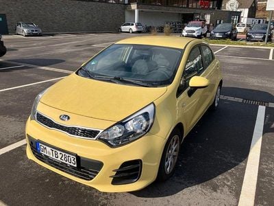 Gebraucht Kia Rio Start 84 PS (61 kW) 2015 Gelb Limousine