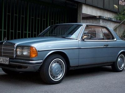 Second-hand Mercedes 230 131 CP (96 kW) 1983 Argintiu Coupe