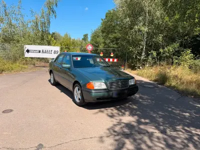 Gebraucht Mercedes C180 122 PS (89 kW) 1994 Grün Limousine