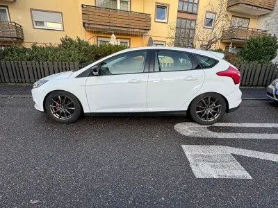 Gebraucht Ford Focus 85 PS (62 kW) 2012 Weiß Limousine