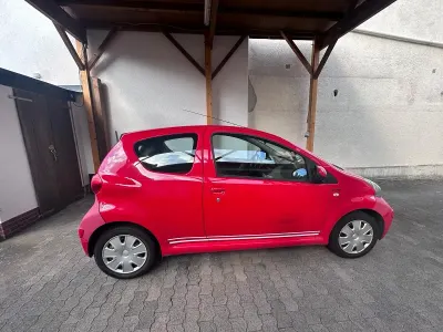 Gebraucht Toyota Aygo 68 PS (50 kW) 2007 Rot Kleinwagen