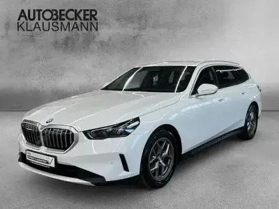 Gebraucht BMW 520 Sport Line 197 PS (144 kW) 2024 Weiss Kombi