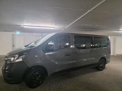 Grau Gebraucht 2017 Opel Vivaro Van / Kleinbus | 14.500 €