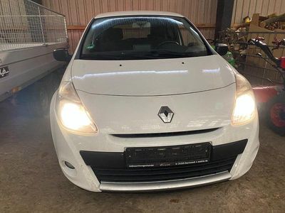 Weiß Gebraucht 2011 Renault Clio II Limousine | 1.900 € (Fairer Preis)