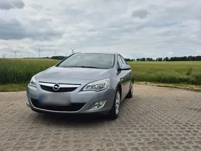 Gebraucht Opel Astra Design Edition 116 PS (85 kW) 2011 Silber Limousine