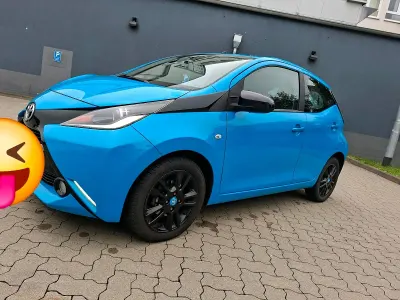Gebraucht Toyota Aygo 69 PS (50 kW) 2015 Blau Kleinwagen