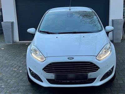 Weiß Gebraucht 2015 Ford Fiesta Kleinwagen | 7.500 € (Etwas zu teuer)