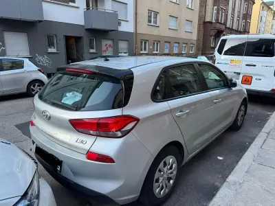 Gebraucht Hyundai i30 Pure 99 PS (72 kW) 2018 Grau Limousine