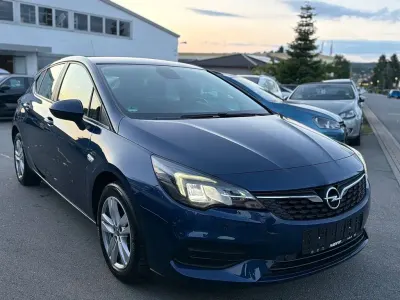 Używany Opel Astra Edition 131 KM (96 kW) 2020 Niebieski Sedan/Limuzyna