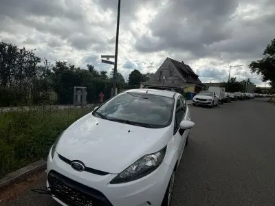 Używany Ford Fiesta Trend 60 KM (44 kW) 2010 Biały Sedan/Limuzyna