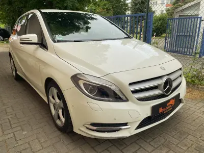 Gebraucht Mercedes B180 122 PS (89 kW) 2013 Weiß Van / Kleinbus