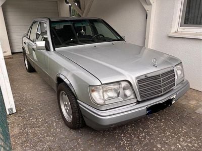 Silber Gebraucht 1994 Mercedes E220 Limousine | 13.900 €
