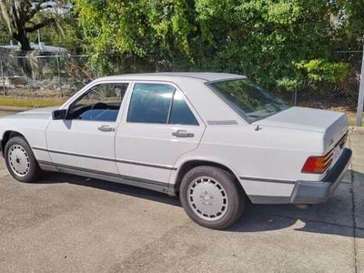 Weiß Gebraucht 1987 Mercedes 190 Limousine | 9.900 €