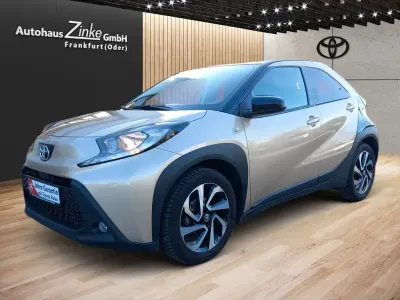 Gebraucht Toyota Aygo X Basis 72 PS (52 kW) 2023 Ginger beige metallic/ night sky black SUV