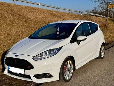 Weiß Gebraucht 2014 Ford Fiesta Sport Kleinwagen | 9.500 € (Fairer Preis)