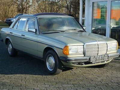 Gebraucht Mercedes E230 136 PS (100 kW) 1983 Grün Limousine