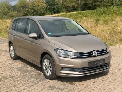 Gebraucht VW Touran Comfortline 150 PS (110 kW) 2017 Gold Van / Kleinbus