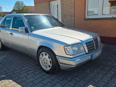 Gebraucht Mercedes E220 150 PS (110 kW) 1994 Silber Limousine