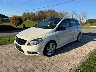 Usata Mercedes B180 Sport 122 CV (89 kW) 2012 Bianco Monovolume