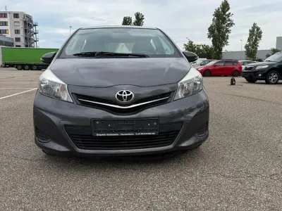 Gebraucht Toyota Yaris Cool 90 PS (66 kW) 2011 Grau Kleinwagen