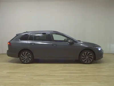 Begagnad VW Golf VIII Life 150 HK (110 kW) 2022 Grå Sedan