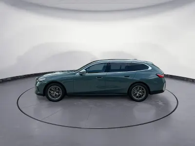 Neu BMW 520 Sport Line 208 PS (152 kW) 2025 Grün Kombi