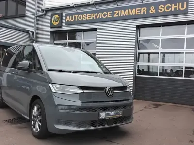 Gebraucht VW Multivan Life 150 PS (110 kW) 2023 Grau Van / Kleinbus