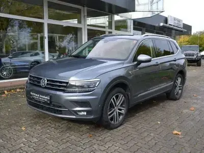 Gebraucht VW Tiguan Allspace Highline 239 PS (175 kW) 2019 Platinum gray metallic SUV