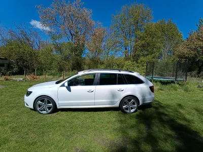 Używany Skoda Superb 170 KM (125 kW) 2014 Biały Kombi