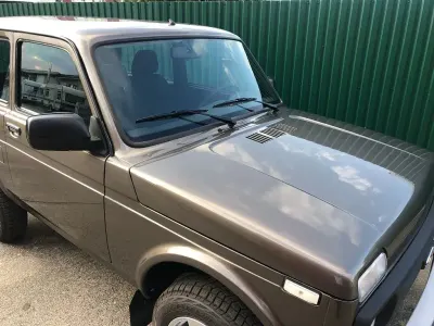 Neu Lada niva 83 PS (61 kW) 2026 Braun SUV