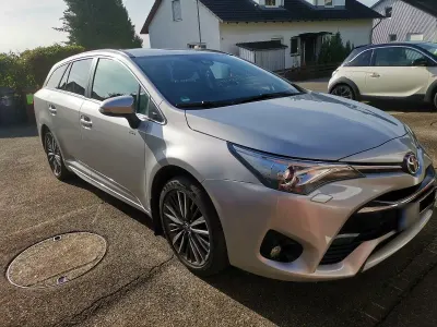 Gebraucht Toyota Avensis 147 PS (108 kW) 2018 Silber Kombi