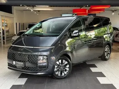 Gebraucht Hyundai Staria Signature 177 PS (130 kW) 2023 Grau Van / Kleinbus