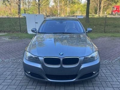 Second-hand BMW 318 143 CP (105 kW) 2009 Gri Berlinǎ